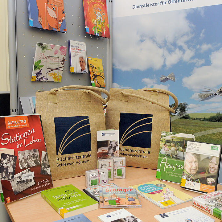 Ein kleine Ausstellung präsentiert die Inhalte der Picknick im Labyrinth Medientasche.