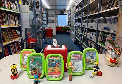 Tonies mit den jeweiligen Verpackungen auf einem Tisch aufgereiht