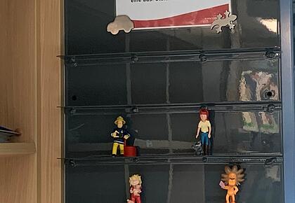 Ein Regal mit Tonies und einem Informationsposter