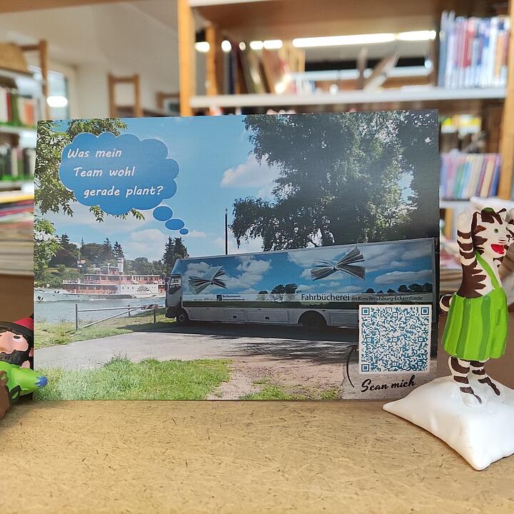 Karte auf einem Tisch mit Dekorationen und Bücherregalen im Hintergrund